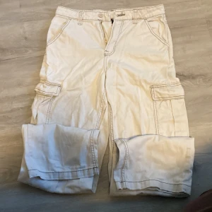 Ljusbruna cargo jeans  - Det här är ett par jeans som inte passar mig längre. Dem är andvända ett par gånger men är fortfarande i bra skick. 💗 