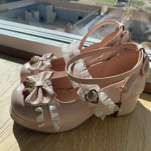lolita skor i storlek 36, endast använda ett par gånger. jordgubbs motiv på de med andra detaljer enligt bild. 