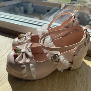 lolita skor no brand - lolita skor i storlek 36, endast använda ett par gånger. jordgubbs motiv på de med andra detaljer enligt bild. 