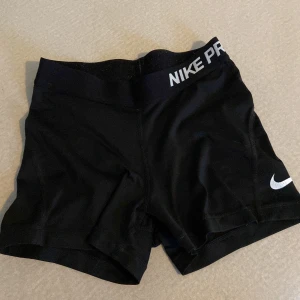Korta träningsshorts - En gammal favorit jag nu växt ur! Supersköna träningsshorts som inte skaver någonstans! Tyvärr är etiketten försvunnen så vet inte storlek, men tycker att dom sitter som xxs eller xs. Pga materialet är dom dock stretchiga.☺️