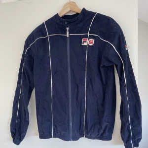 Filajacka vintage - Tunn jacka från Fila i vintagemodell. Unisex. 