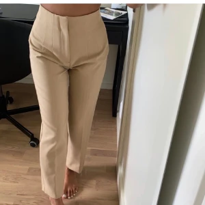 Kostymbyxor   - (Första bilden är lånad) Säljer mina fina högmidjade kostymbyxor från Zara då de aldrig kommer till användning. Köpte förr förra året inne på Zara och är i storlek M men passar en 36.💕