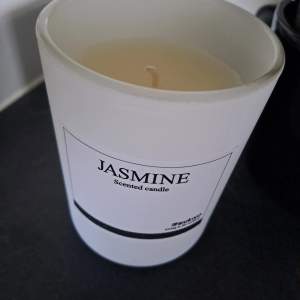 Ljuvliga doftljus i en Underbar doft Jasmine Har fått en leverans till min butik helt nya. Doften är helt underbar doftar mycket men ingen jobbig doft, doftar rent och nytvättat, ljusen har kostat 399kr men säljer nu ut dessa för 120kr Styck! Fynd!