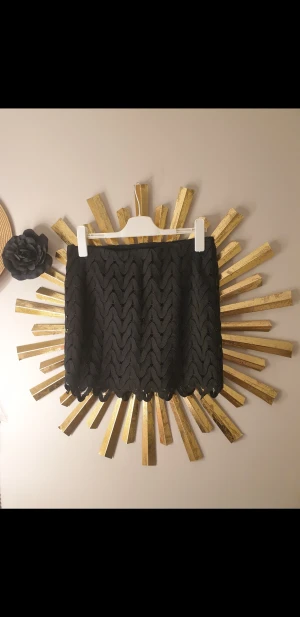 Kjol - Kjol i spets från Vero Moda. Aldrig använts