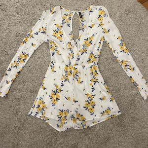 Sommarklänning med shorts  - Säljer denna jättefina byxdress som ser ut som en klänning. Perfekt till midsommar eller bara till vardags. Säljer då den blivit för liten för mig. Skriv för fler bilder🩷