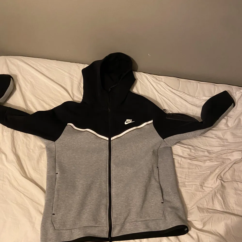 Säljer en grå och svart Nike tech fleece. Bara hoodien och den är använd 1 gång, säljer för att den var för liten för mig. Det är storlek L. Pris kan diskuteras. Hoodies.
