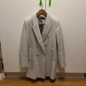 Kort kappa - Superfin ljusgrå vår/höst kappa från Zara. 90cm lång. Inte jättetjockt material, därmed perfekt som vår- eller höst kappa💕Nypris 850kr