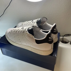Oanvända Adidas stan smith sneakers!!!! - säljer mina nästintill oanvända adidas stan smith skor. de är i väldigt bra skick och kommer vara ännu snyggare nu i sommar!!😍😍 storlek 44! 
