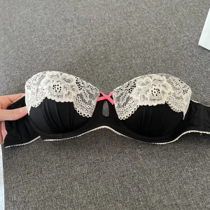 Cute bh - En till söt bh i storlek 75A. Har inlägg som går att ta ut, går att fästa dit band om man vill och längst bandens kanter (vita) är det gummi/silikon som håller den fast bättre💓🖤