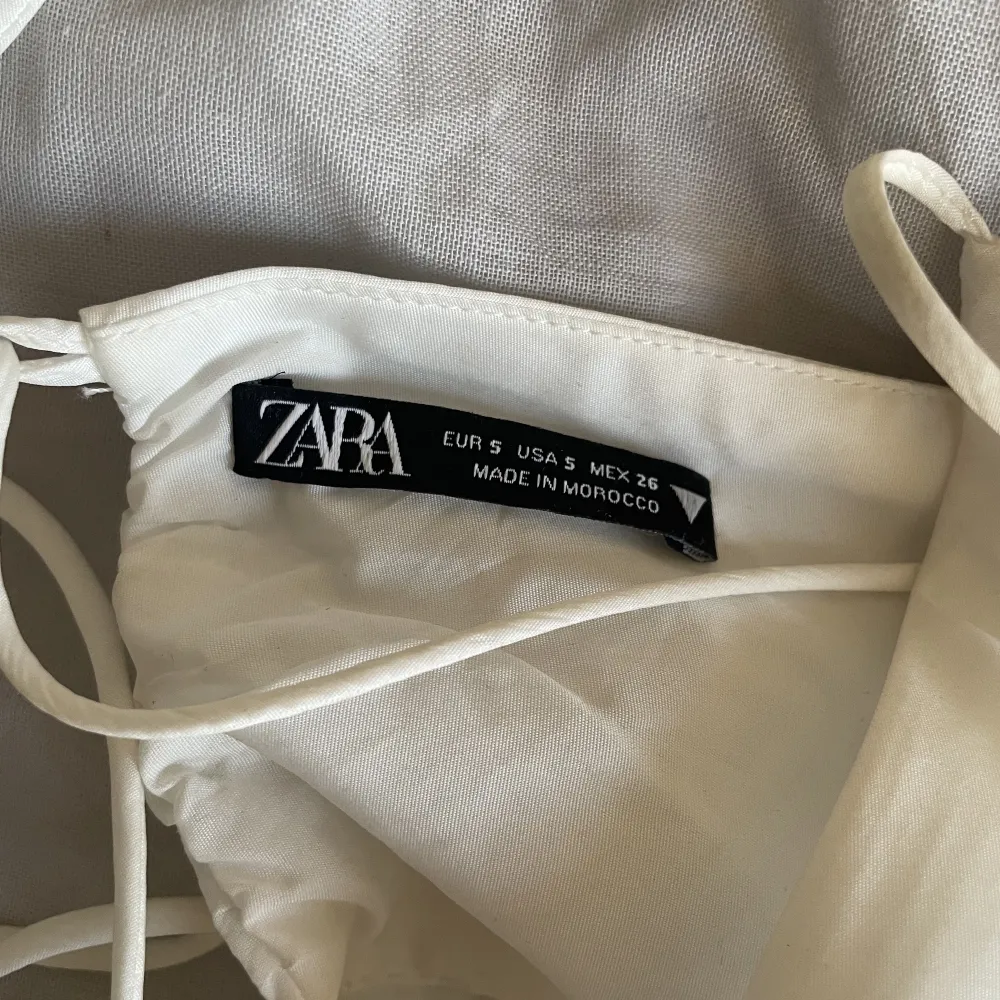 fin populär klänning från zara, liten lagning (bild 2) men som inte syns på håll❤️ annars fick skick och använd 2 gånger, säljer då den är för liten. priset kan diskuteras!! . Klänningar.