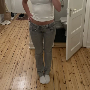 Peppe jeans low Waits straight  - Säljer mina fina gråa Peppe jeans!  Använda en till två gånger! 💕