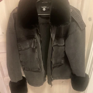 Boohoo jacka - Skitsnygg jeansjacka med päls! Helt slutsåld från boohoo. Pälsen är avtagbar, Köp direkt för 500