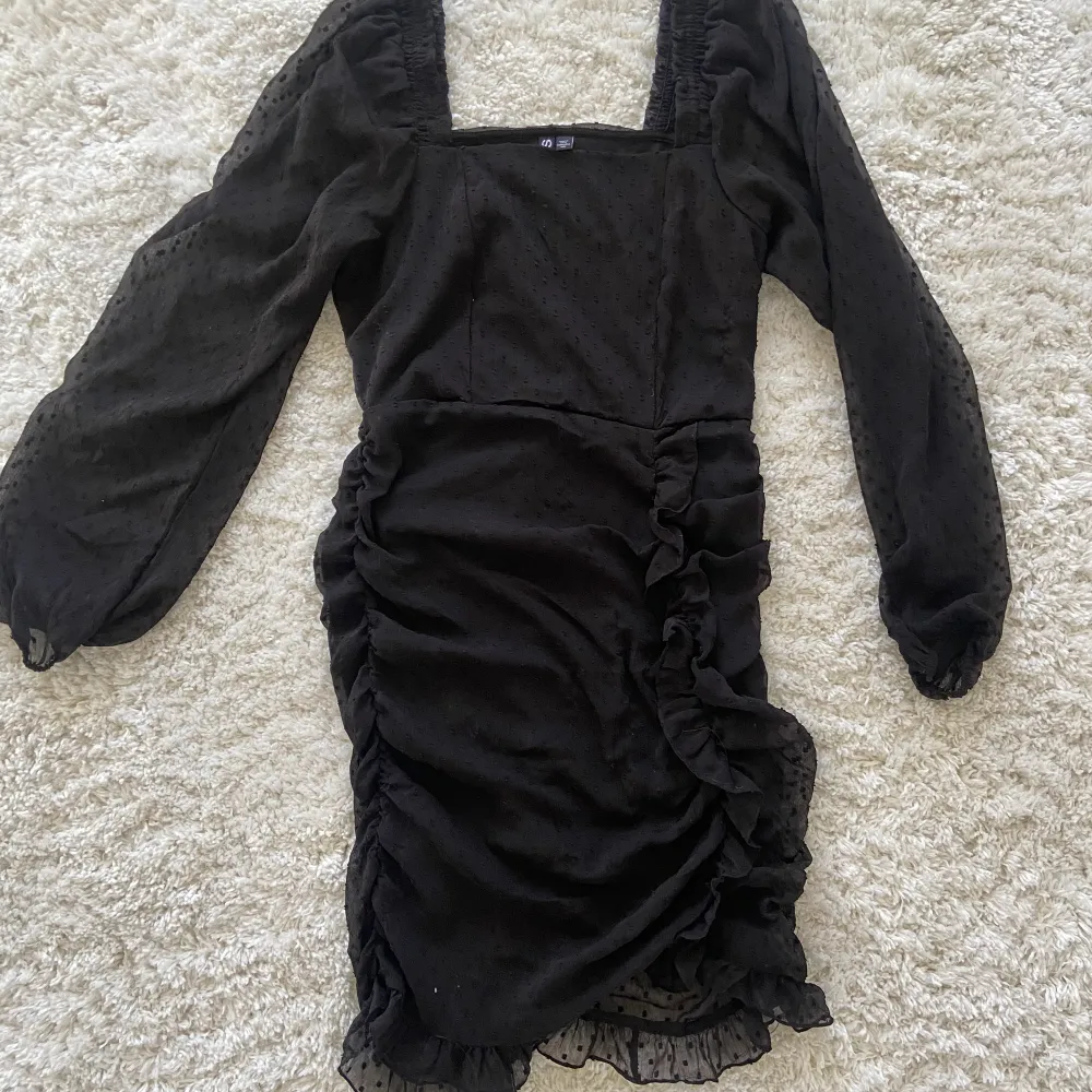 Superfin svart klänning från vero Moda. Använts 1 gång och i strlk s, jag på bilden är 170cm. Frakt tillkommer🖤. Klänningar.