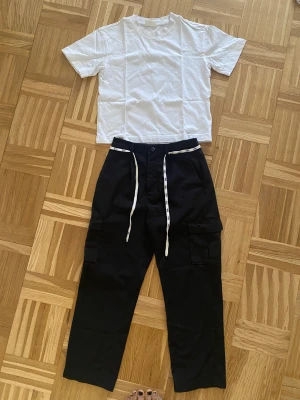 Byxor  - Jag säljer min vans byxor pga att jag har flera liknande byxor.  Den är mjukt,skönt och har fickor fram, bakfickor samt två fickor på sidorna. Jag köpte den förra sommaren nya priset 700kr. 