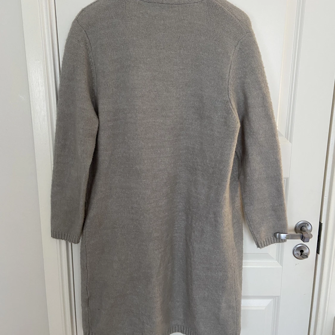 En grå kofta  - 90