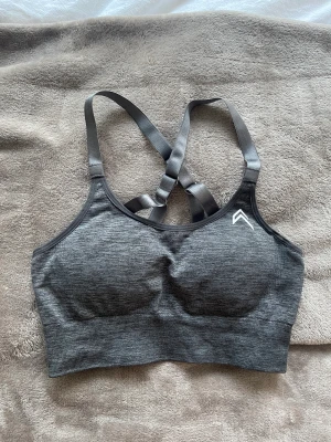Oner active sportbh - En sport-bh från oner active med uttagsbara pads och justerbara band i en  grå färg🤍använd två gånger