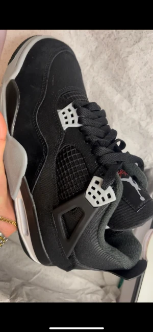 Air Jordan 4 - Helt nya och oanvända. Boxen är hel och bättre bilder på sulan och boxen kan jag skicka efter förfrågan. 