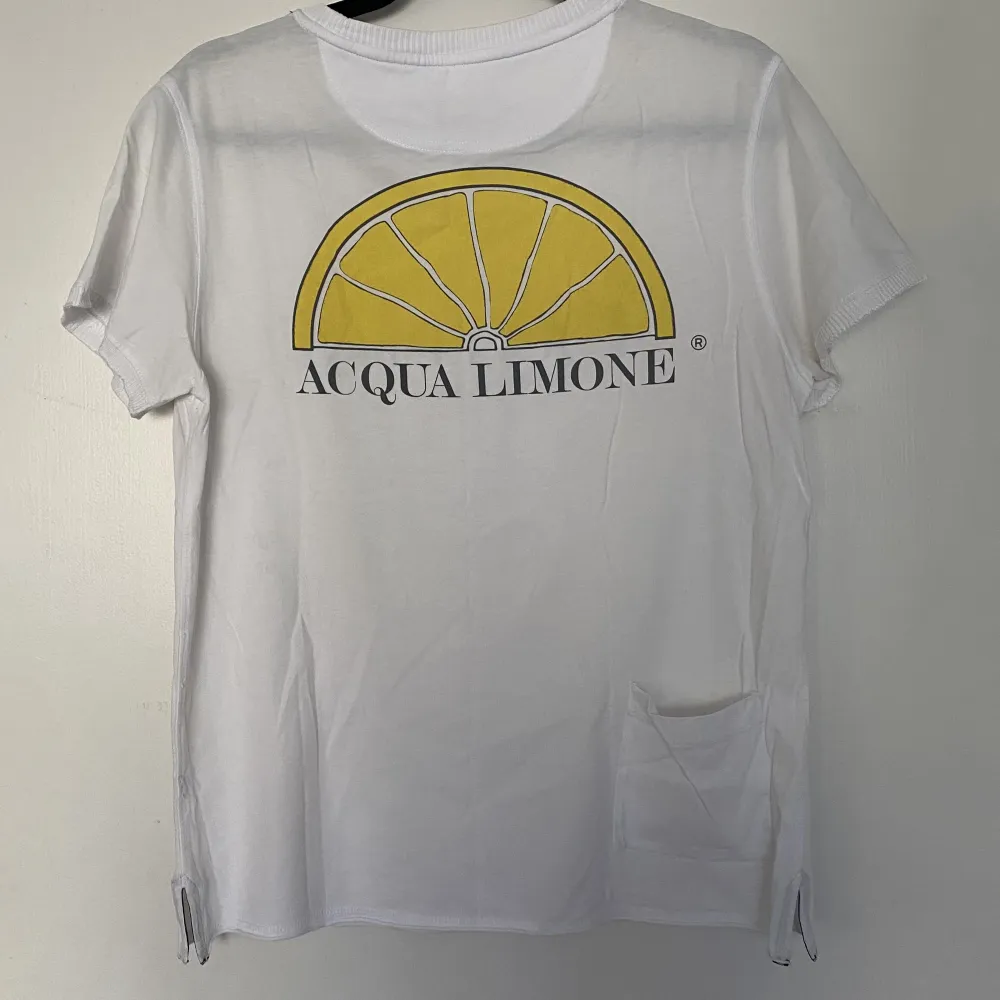 En vit t-shirt från Acqua Limone i storlek S. Den är lite oversized så den passar lätt M.. T-shirts.