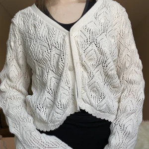 Kofta - Gullig kofta från Lindex. Storlek L men den passar S