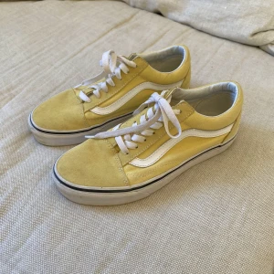 OLD SKOOL VANS - Härliga vans i storlek 38. Knappt använda, inte det minsta slitna, endast lite smuts som lätt gnuggas bort. Köptes för 749kr.