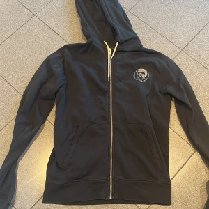 Diesel zip hoodie - Bra skick,2 år gammal. Säljer för den inte längre passar 