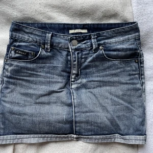 Jeans kjol  - Jättefin jeanskjol, är lite osäker på märket men det står Melissa i lappen och d.brand på kjolen? Köparen står för frakten!💘