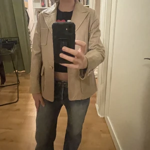Läderjacka - Beige läderjacka från hollies  Bra kvalite och inte synliga skador  