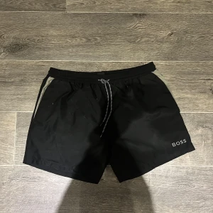 Hugo boss bad byxor  - Bad byxorna är i bra beg skick, storlek:M, pris:150kr