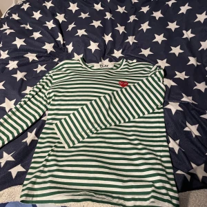Comme des garcons Longsleeve - En snygg och väldigt oanvänd long-sleeve från CDG perfekt till sommarn. Som sagt väldigt bra skick. Storlek Medium. Köpt för 1500kr och kan tänkas säljas för 500 lappen då det är ett väldigt bra skick. 