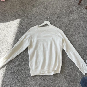 Vit crewneck - Vit crewneck från Dobber. Säljer pga den är för liten för mig. Sjukt skön och snygg tröja. 