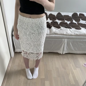 Jättefin kjol - Säljer min fina kjol i storlek XS. Köpt från Bikbok men finns inte längre att köpa. Jättefint skick, inga missfärgningar eller märken. Passar perfekt nu till sommaren eller kanske skolavslutning/bröllop 🌟 