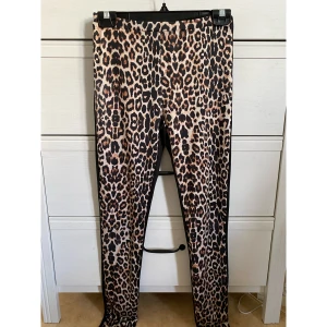 Leopardtights - Leopardtights med svart baksida, nyskick 