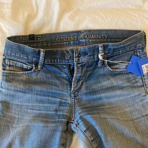 Så snygga lågmidjade jeans från citizens of humanity (köpta från sellpy) i storlek 25. Var dock tyvärr lite små för mig, kan mötas upp i Stockholm eller frakta💓 köp direkt för 350