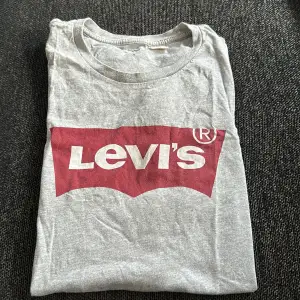 Grå Levi’s t-shirt som inte längre kommer till användning. Storlek M och i fint skick🥰nypris 250kr