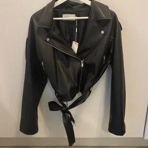 Bikerjacket oversised  - Helt oanvänd skinnjacka. Köpt hösten 2022. Säljes pågrund av att den är för stor, är mer som en 40 i storlek men den är ju oversized. Köptes för 749kr