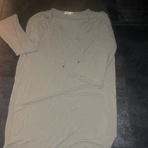 BLUS  - Oanvänd blus ifrån Filippa K.  Super fin till mer uppklädda tillfällen.  Nypris 200kr  