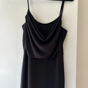 Svart långklänning från Wal G - Svart långklänning i storlek XS från Wal G. Använd 1 gång. Klänningen går ner till anklarna (Jag är 167cm lång).  Köparen står för frakten. 