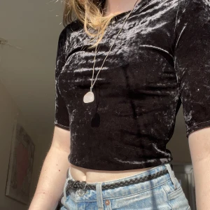 Tröja i svart krossad sammet  - En svart sammetröja i nyskick, passar lika bra till vardags som på utekvällar och är jätteskön! 