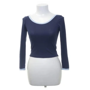 urringad tröja - Super snygg ribbad tröja som är urringad både bak och fram. Köpt nyss från Sellpy men kommer tyvärr inte till användning. Inga defekter eller täcken på använd💞💞sista bilden är lånad av Linda Dvorakova