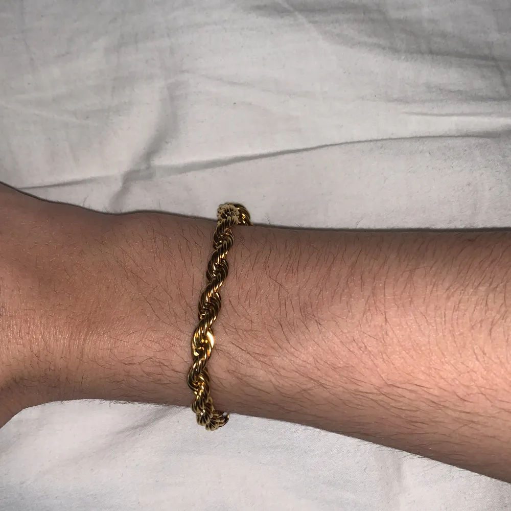 GULD CORDELL ARMBAND  18k guldplaterat Cordell armband som är svin snyggt! Känns som hel guld och väger bra😍 armbandet är 19cm långt.  Köparen står för frakten! Billigare vid snabb affär. Accessoarer.