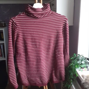 Röd&vit turtleneck - Vet inte var den är köpt och den har några lösa tråd ♡ Köparen står för frakt