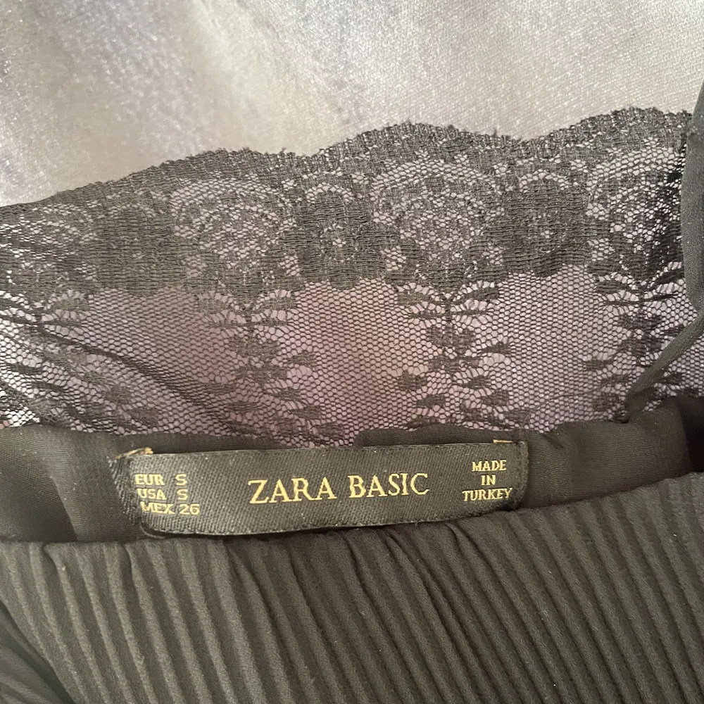 Svart topp från Zara i storlek S. Den är i fint skick, säljer pga den aldrig kommer till använding.. Toppar.