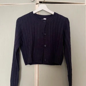 Marinblå kofta - Säljer denna fina marinblå koftan 💕Helt ny, lappen är kvar på. Nypris 200kr men jag säljer för 100kr☺️Är i storlek S men modellen är lite kortare variant 💓