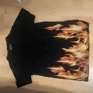 T shirt med super cool eld design 💕