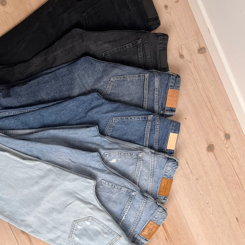 Jag har en del jeans som inte passar mig längre, skicka om du är intresserad elr vill ha fler bilder. Kom med ett bud!   Alla är i storlek 32/xs. Jeans & Byxor.