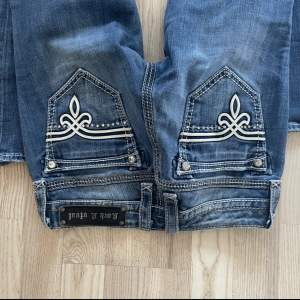Boot cut rock revial jeans  Midja rakt över: 34 Ytterben: 100 Innerben: 78