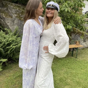 Adore klänning  - Säljer min student klänning från Adore. 💔💕💕