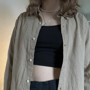 Beige skjorta - Beige skjorta Zara Storlek M Unisex  Modell 160cm Skriv dm för frågor och bilder
