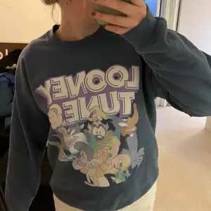 Loonely tunes sweatshirt! Jätte fin färg, och i fint skick. Köpt på ASOS 