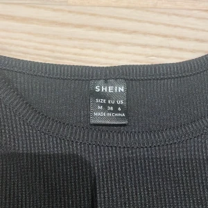 Sommartopp - En svart topp får shein. Det står att det är storlek M men det passar även för storlek S. Den har ribbat material 💘💘